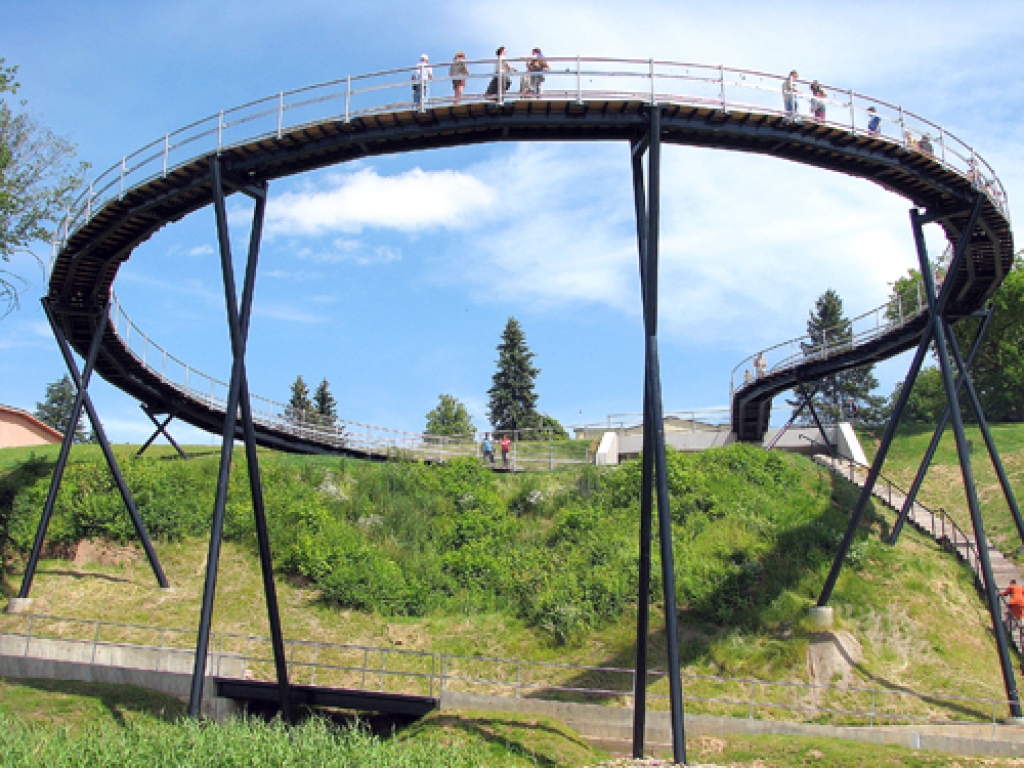 Zarasu panorāmas aplis virs ūdens iekļauts 25 oriģinālāko Eiropas moderno arhitektonisko tūrisma objektu sarakstā.
