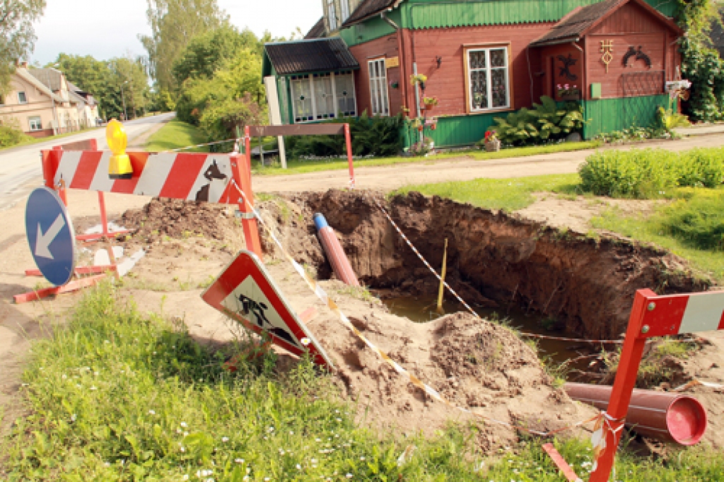 Ūdens caurules tiek mainītas Vecumnieku ciema centrā. 