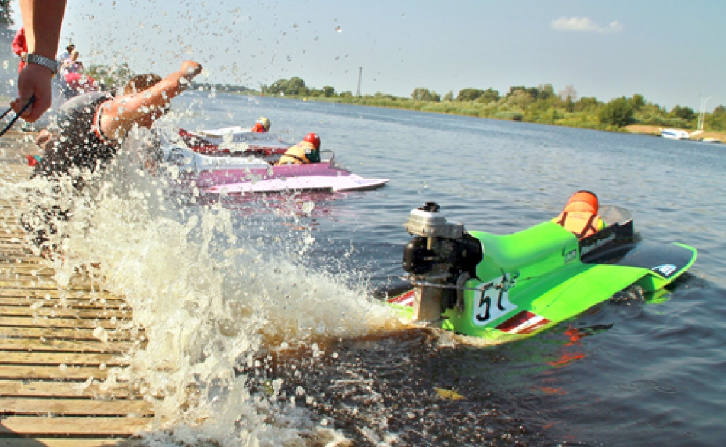 Skuteru O500 starts. Pirmais no labās – Pēteris Petrovskis. 
Autors: Uldis Varnevičs.
