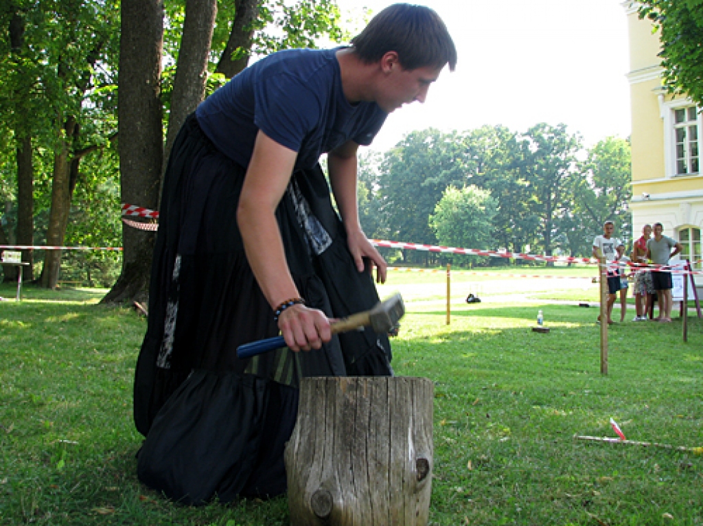 Mārtiņš Gusts ar pāris sitieniem iedzinis naglu bluķī un steidz veikt atrakcijas „Jautrais skrējiens” nākamo uzdevumu. Tieši viņš būs tas, kurš pārstāvēs Mežotnes pagastu sacensību finālā Bauskā 4. augustā. 
Autors: Vilnis Auzāns