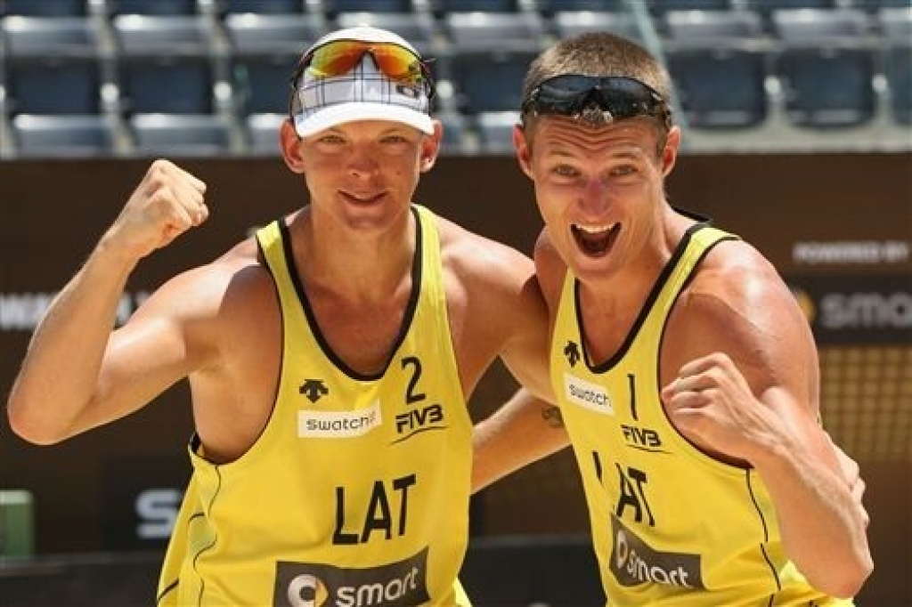 Mārtiņš Pļaviņš un Jānis Šmēdiņš pirmajā mačā Londonā pārspēja vācu volejbolistu pāri.
Autors: no  fivb.com  