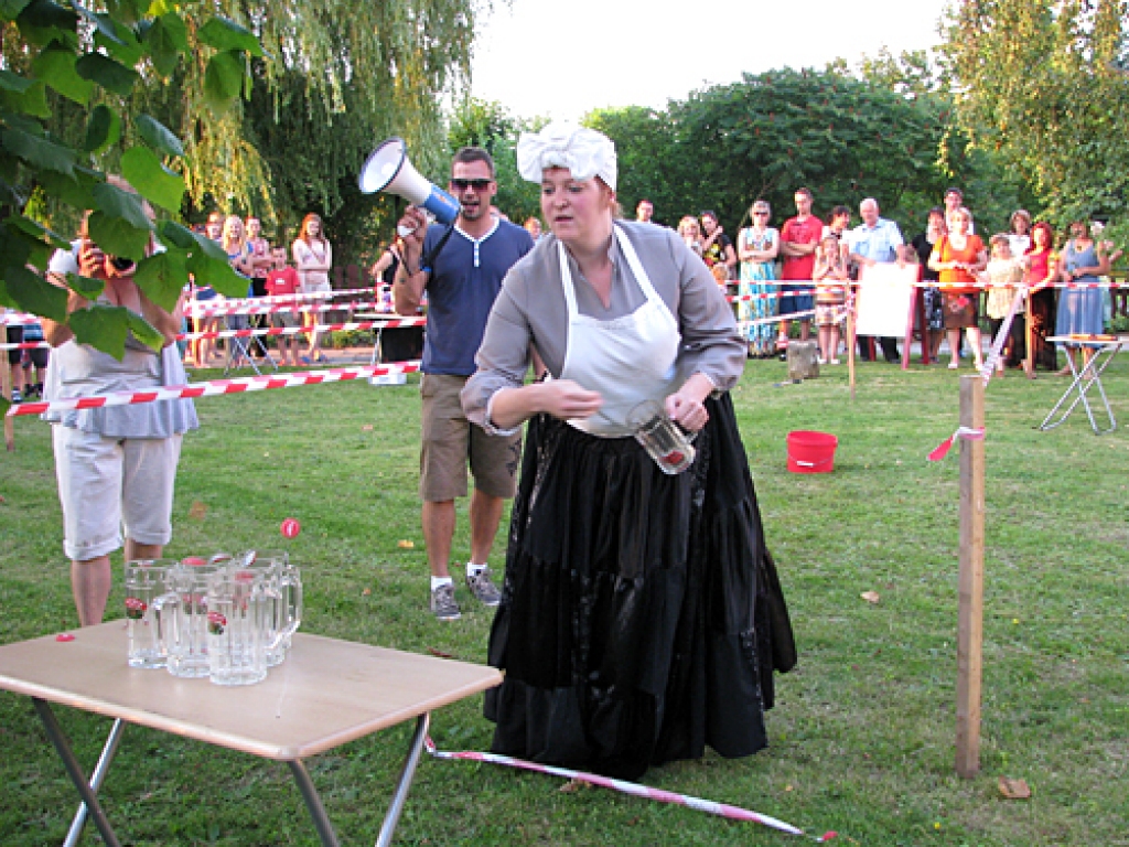 Atrakcijas «Jautrais skrējiens» uzvarētāja Īslīcē Evita Vanaga izpilda vienu no uzdevumiem – trīs pudeļu korķus met alus kausā. 
Autors: Vilnis Auzāns