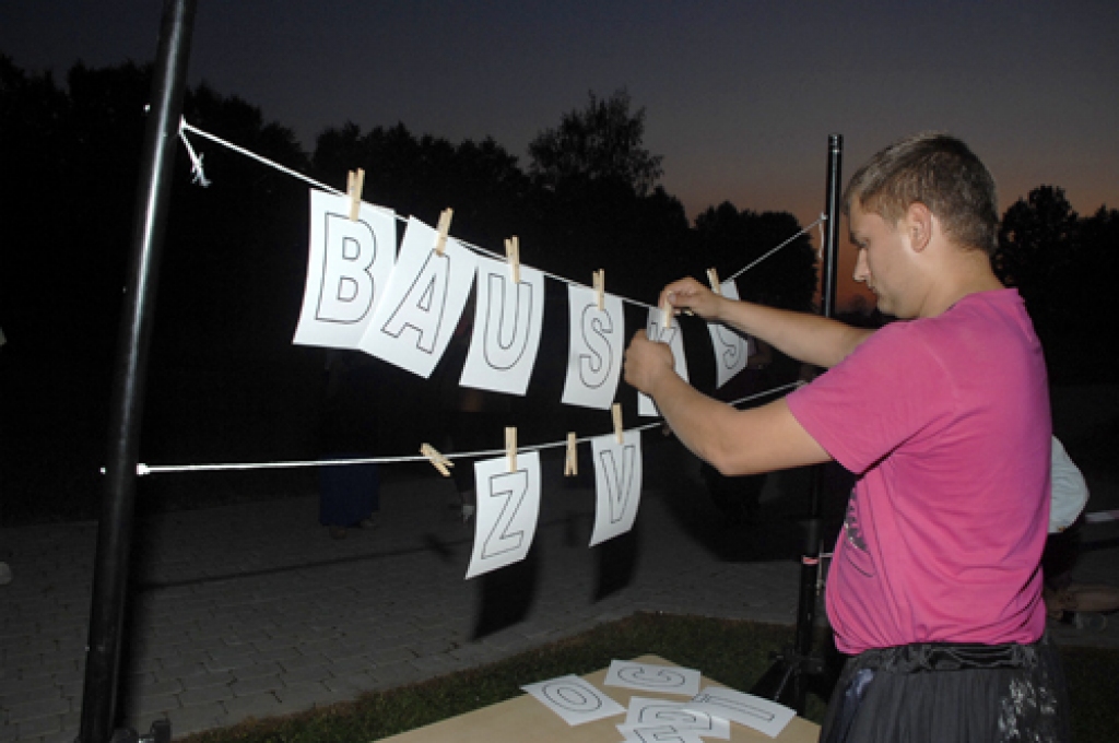 Atrakcijas «Jautrais skrējiens» uzvarētājs Codē Mārtiņš Petrovskis veic vienu no uzdevumiem – no burtiem saliek laikraksta «Bauskas Dzīve» nosaukumu. 
Autors: Ivars Bogdanovs