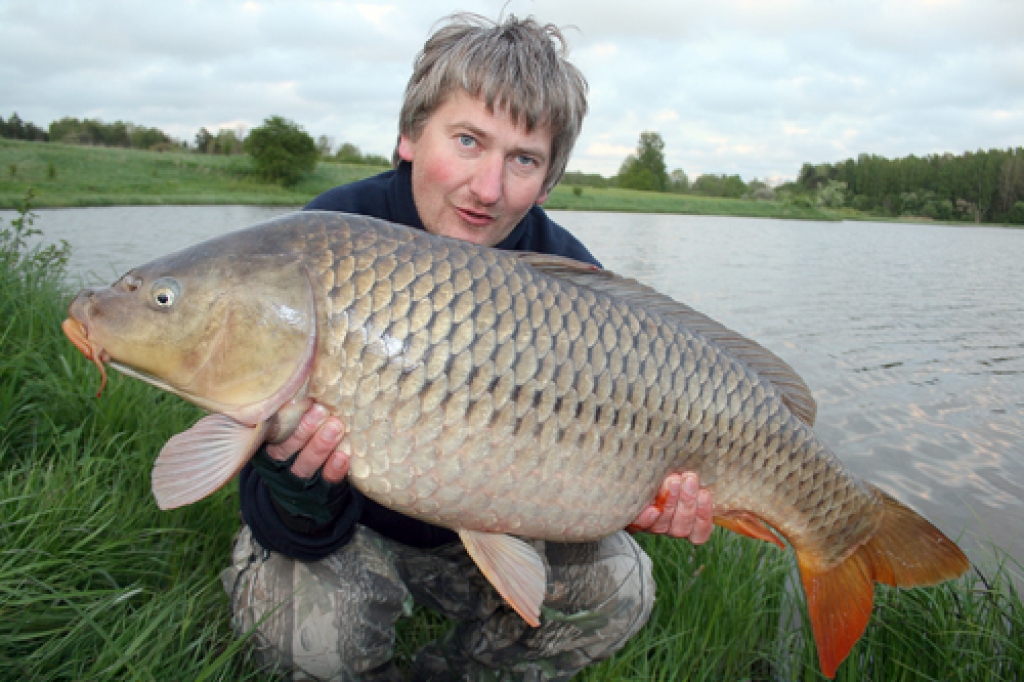 Mirklis no karpu ķeršanas pusfināla. Māris Nuķis, Latvijas izlases dalībnieks, rāda savu lomu. 
Autors: no «Makšķernieku paradīzes» albuma
