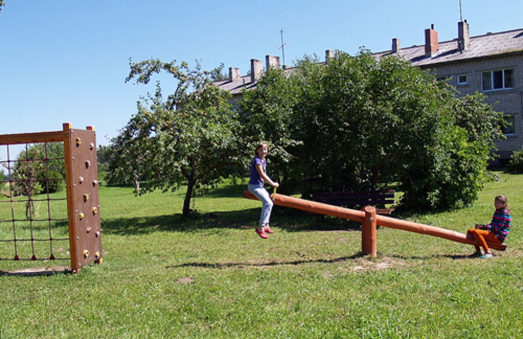 Audrupu rotaļu laukuma šūpoles ļoti patīk Emīlijai Blohinai (no kreisās) un Ingai Bajārei.
Autors: Antra Ērgle