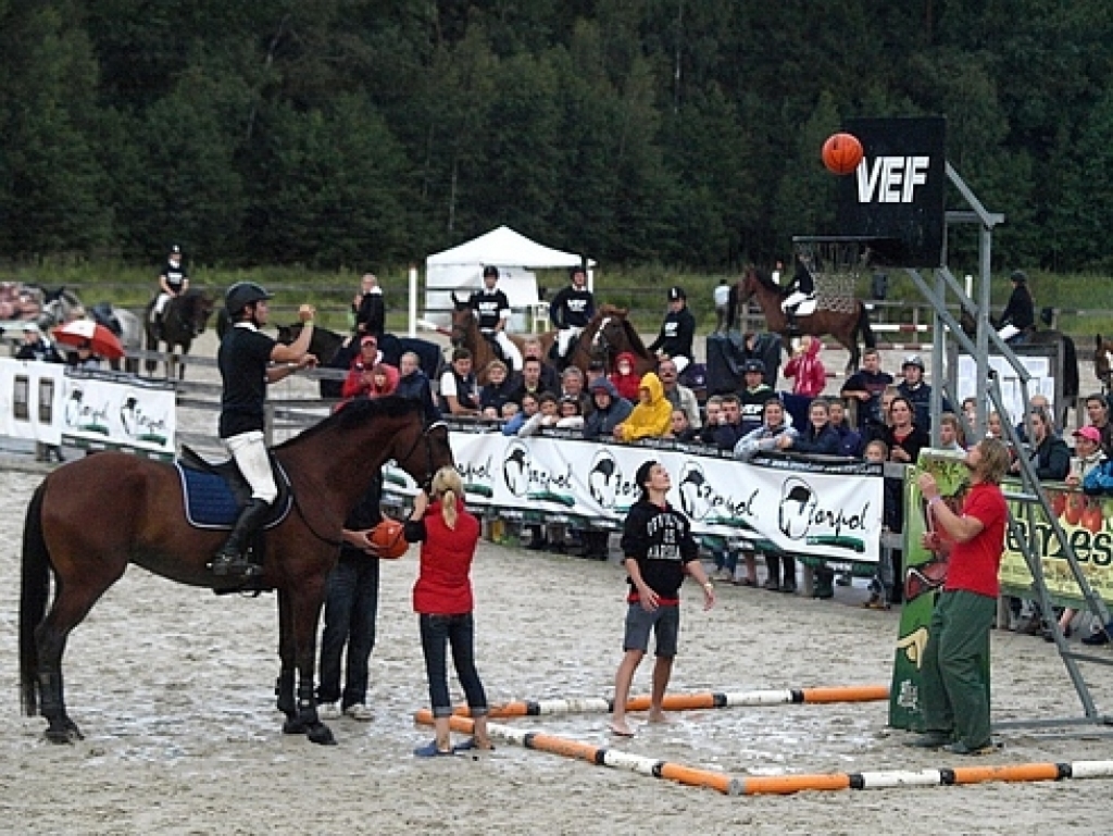 Aigars Bregže no Lediona muguras mēģina trāpīt grozā basketbola bumbu. 
Autors: no Velgas Marčenkovas albuma
