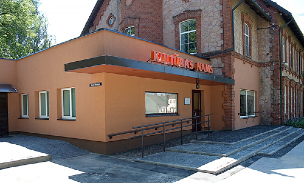 Kultūras nama ieejai ierīkots labāks segums.
Autors: Antra Ērgle