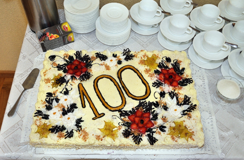 Svarīgajam notikumam par godu tika cepta īpaša jubilejas torte.
Autors: Žanna Zālīte