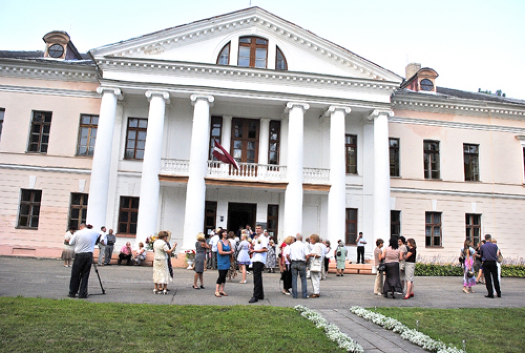 Svitenes muižas ēka. Te Mūzikas un mākslas skola jau darbības pirmajā gadā aizņēmusi visu otro stāvu, tai nepieciešams vairāk telpu, tāpēc te pirmsskolas bērnu grupām vietas nebūs.
Autors: no «Bauskas Dzīves» arhīva.