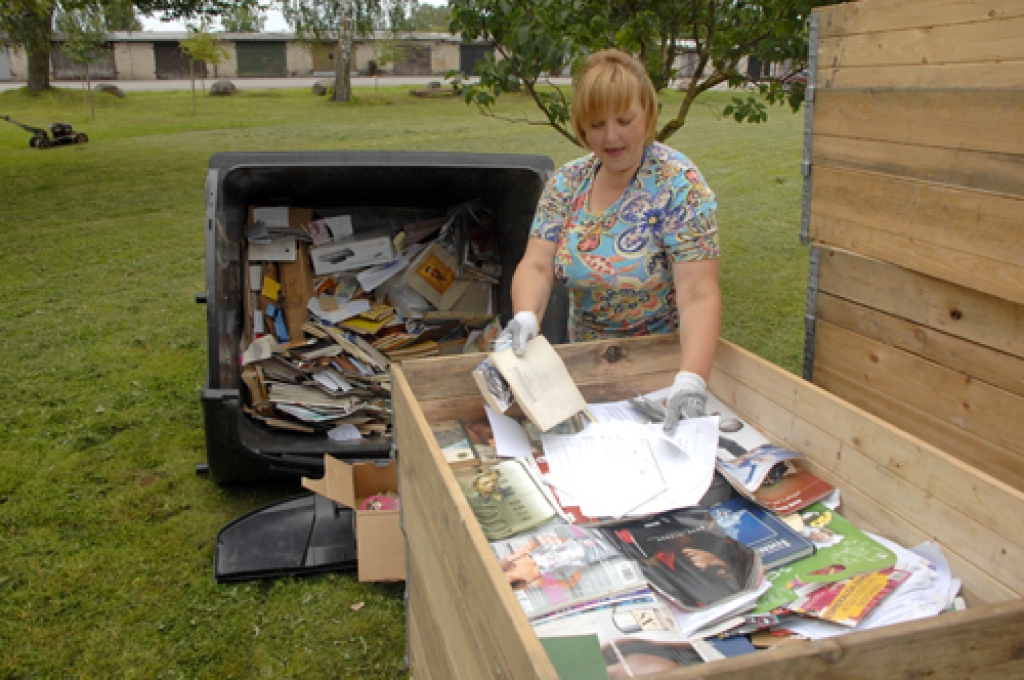 Pilsrundāles iedzīvotāji aktīvi piedalās makulatūras vākšanā Līgatnes papīrfabrikai. Divi konteineri pilni ar izlasītiem un nolietotiem žurnāliem un citiem papīriem, kārtojot makulatūru kastēs, saka bibliotekāre Aelita Ramane. 
Autors: Ivars Bogdanovs