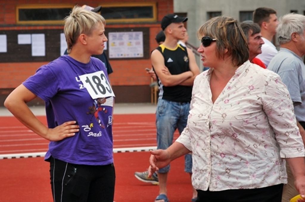 Vecumnieku vieglatlēte Aleksandra Geslere (no kreisās) kopā ar treneri Līgu Macarovsku. 
Autors: no «Bauskas Dzīves» arhīva.