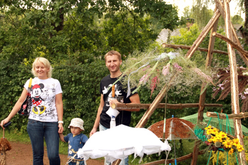 Iecavas apmeklētāji bauda gaumīgi rotāto Krasta ielu. Uzmanības centrā lietussargu zārds. 
Autors: Uldis Varnevičs