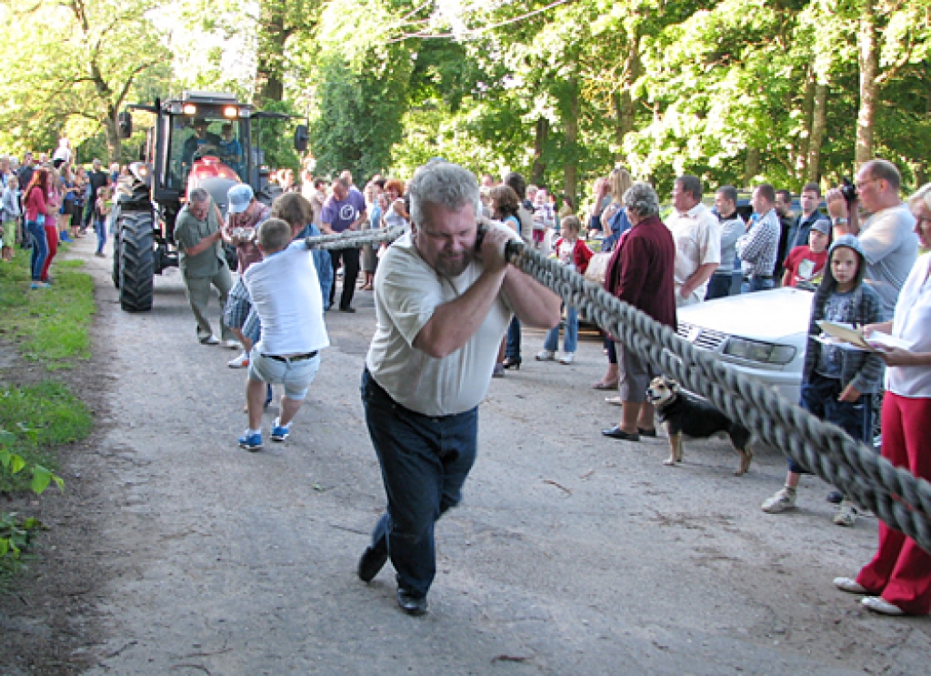 Brunavā spēkavīru netrūkst. Piecas tonnas smago traktoru velk Uldis Strazdiņš un viņa komandas vīri. 
Autors: Vilnis Auzāns