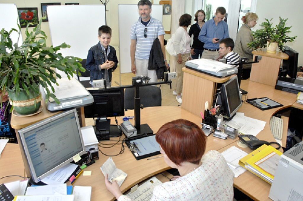 PMLP Bauskas nodaļā sastaptie rīdzinieki uzteic speciālistu pacietību un laipnību. Cilvēki apmierināti, ka nav ilgi jāgaida, jo vienlaikus apmeklētājus pieņem darbinieces trīs darba stacijās.
Autors: Ivars Bogdanovs