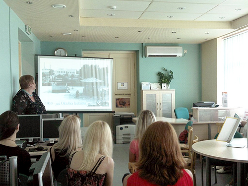 Laimdota Ozoliņa jau daudzus gadus piedalās starppaaudžu sadarbības veicināšanā Bauskas Centrālajā bibliotēkā. 
Autors: no CB albuma. 