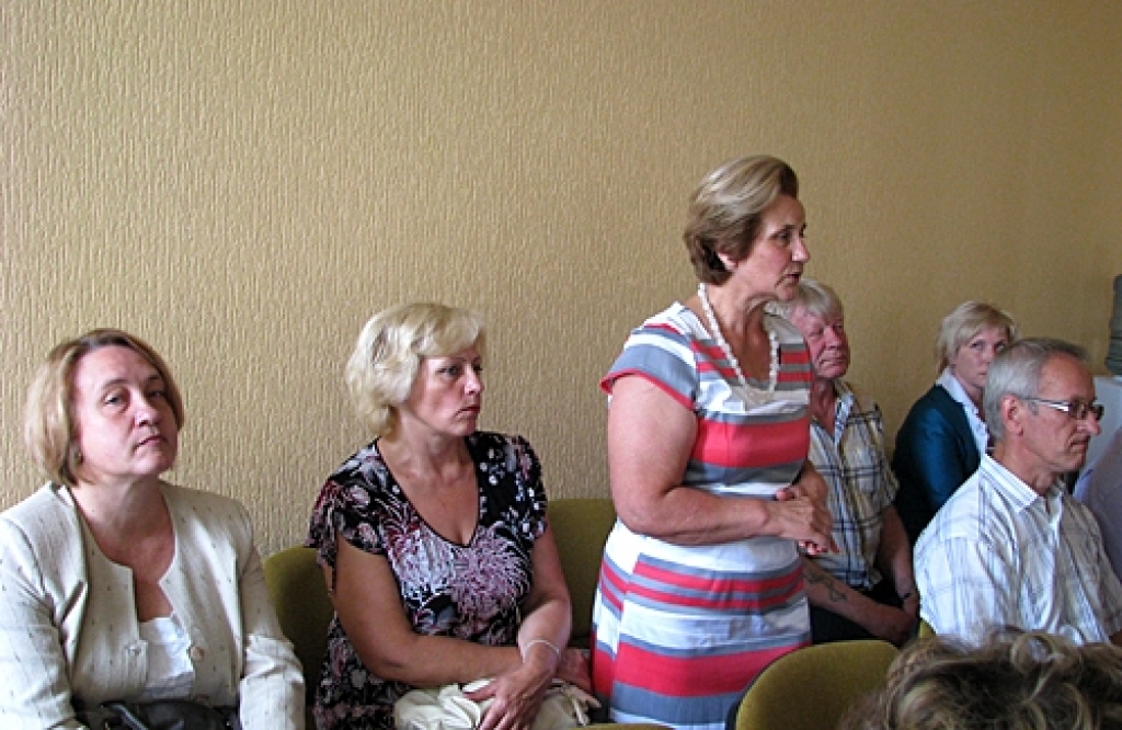 Argumentus par brīvpusdienu nepieciešamību deputātiem sēdē izteica izglītības iestāžu vadītāji: Daina Kadiševska (no kreisās), Daiga Vīlipa un Lilija Bula. 
Autors: Vilnis Auzāns