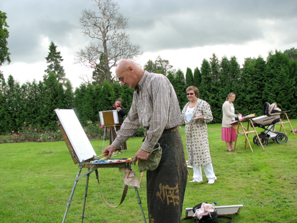 Bauskas novada pansionāta «Derpele» parkā un rožu dārzā 19. jūlijā notika biedrības «Meistars Gothards» organizēts mākslinieku plenērs.
Autors: Gita Kravala