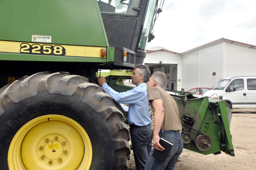 Aldis Šķiliņš (no kreisās) pārbauda kombainu, kuru vada Normunds Jaunzems. 
Autors: Ivars Bogdanovs