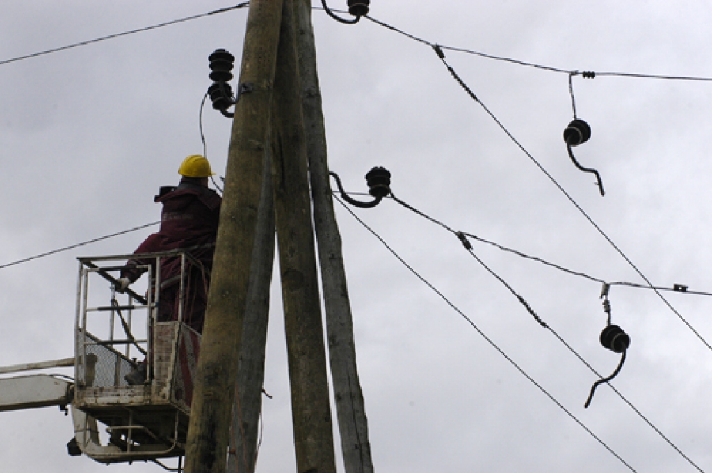 Lai iespējami ātri atjaunotu elektroapgādi un mazinātu neērtības iedzīvotājiem, a/s «Sadales tīkls» elektromontieri strādājuši arī brīvdienās, un darba bija ļoti daudz.
Autors: no «Bauskas Dzīves» arhīva.
