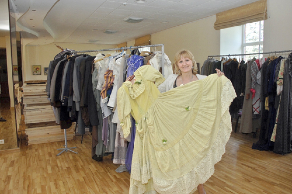 Iecavas kultūras nama direktore Alma Spale demonstrē tērpus, kas sagādāti stāstiem par Iecavas vēsturi. 
Autors: Ivars Bogdanovs