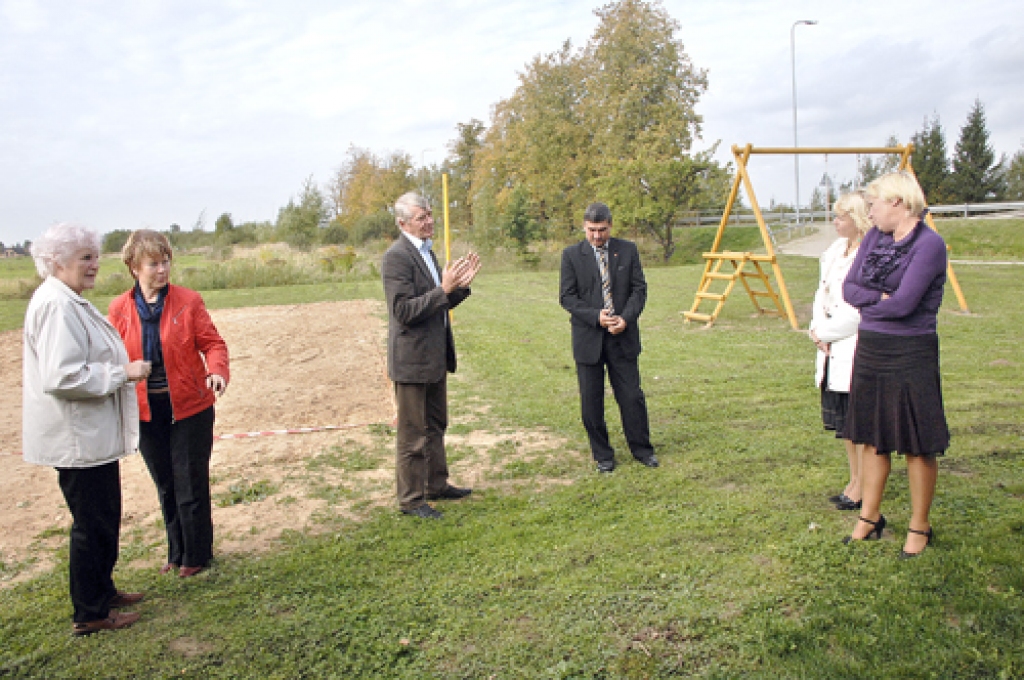 2011. gadā Ceraukstes pagasta Mūsas ciematā ar Hipotēku bankas finansiālu atbalstu iekārtots atpūtas laukums. Attēlā - to pērn septembrī vērtēja klientu klubs 