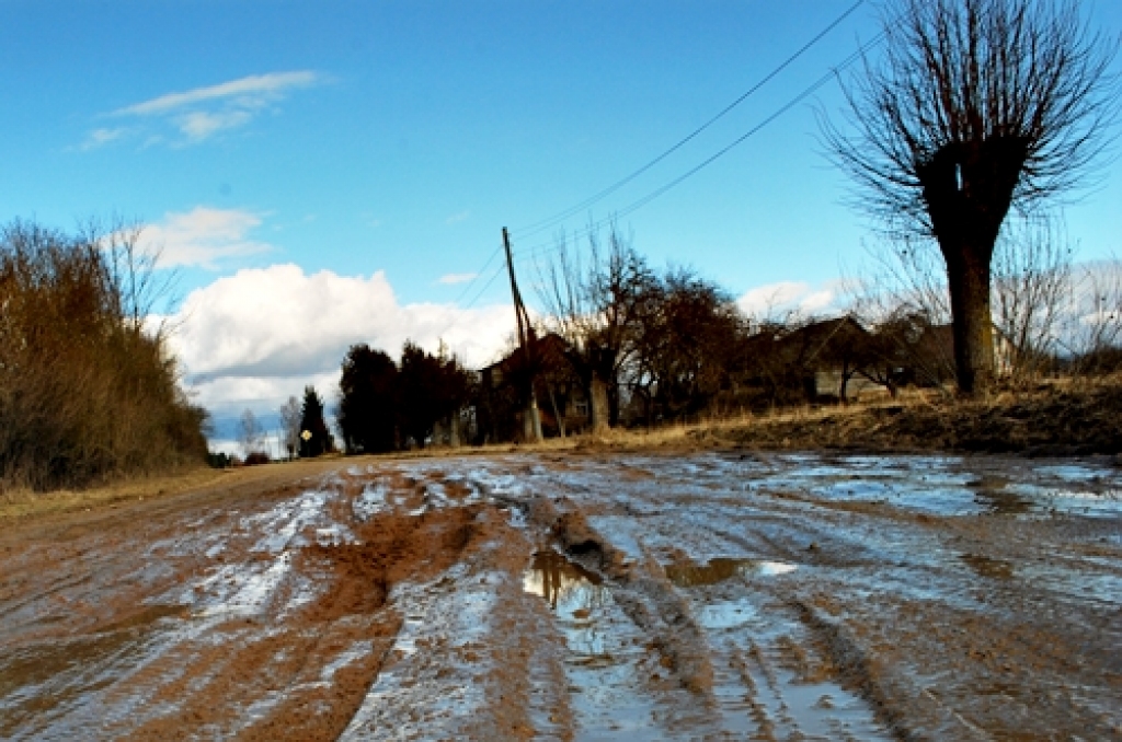 Ar reformu vai bez tās - lauku ceļi Latvijā joprojām šādi. Attēlā - šopavasar Vecumnieku novadā.
Autors: Uldis Varnevičs