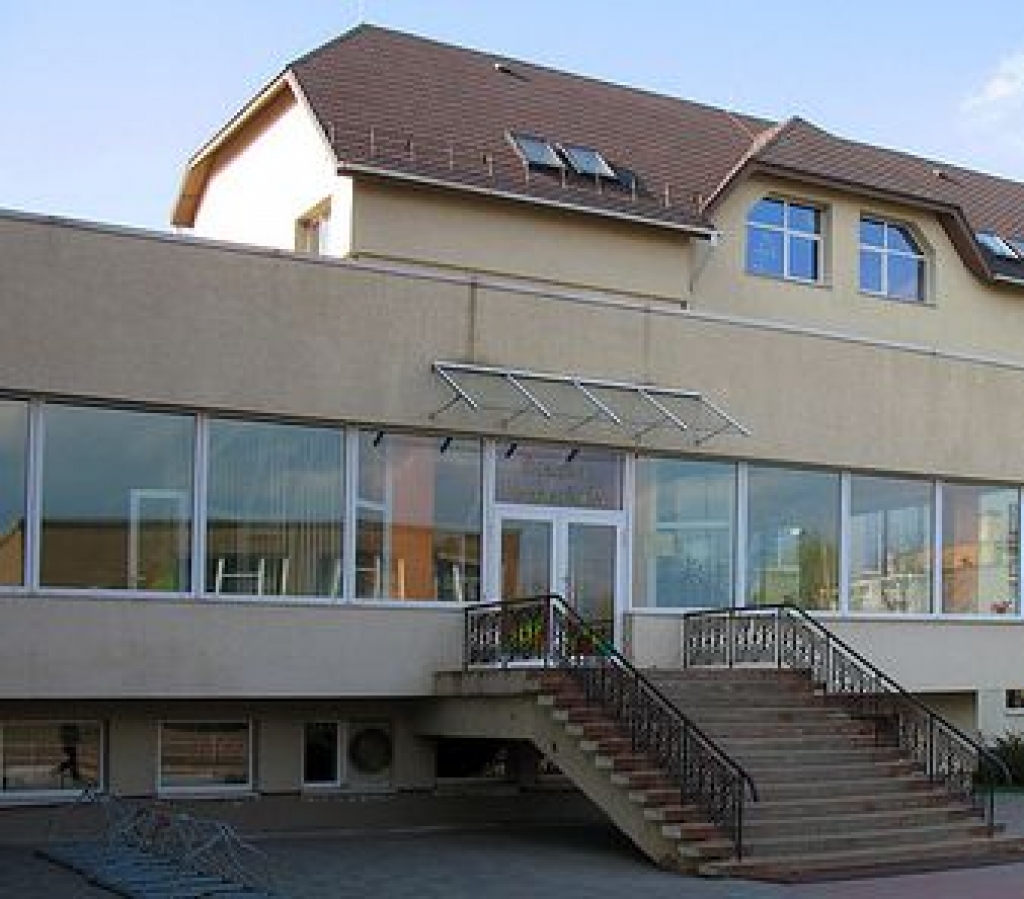 Bauskas Valsts ģimnāzijā vidusskolu beidza četras 12.klases, bet pagaidām 10.klasei izdevies nokomplektēt vien divas klases.
Autors: no «Bauskas Dzīves» arhīva.