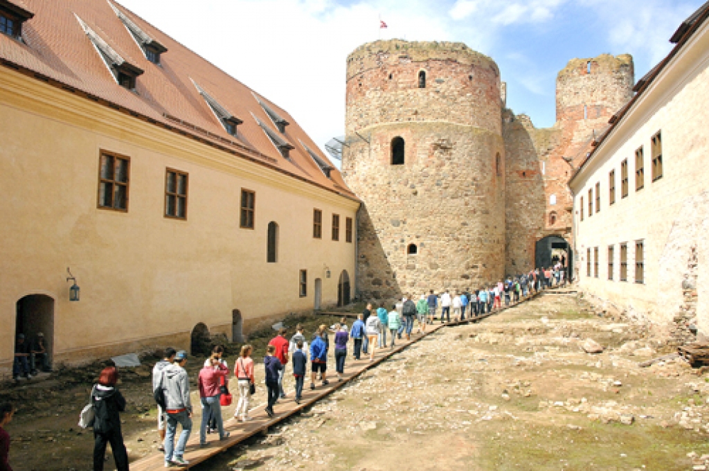 Bauskas pils apmeklētāju skaits jūlijā ir ievērojami palielinājies. Pirmo reizi ekskursijā piedalās Rīgas Volejbola skolas treniņu nometnes jaunieši.
Autors: Ivars Bogdanovs