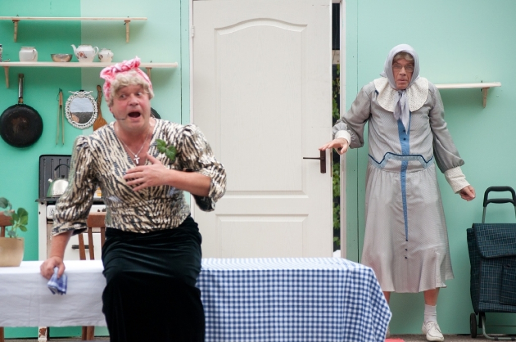 Izrādē māsu Paulīnes un Lizbetes tēlos iejutīsies komiķi Dainis Porgants un Jānis Jarāns. 
Autors: haraldsfil. wordpress.com