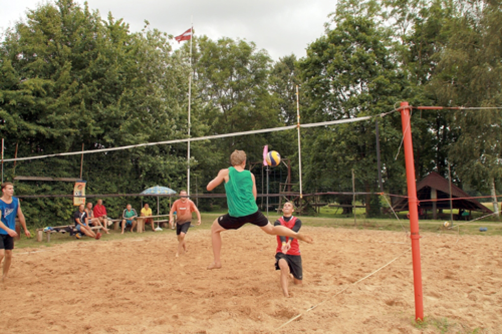 Volejbolā laukuma kreisajā pusē cīnās Rolands Plēsnieks (no kreisās) un Alvis Spangers, labajā pusē – Didzis Domokejevs un Ingus Šekavs. 
Autors: Uldis Varnevičs