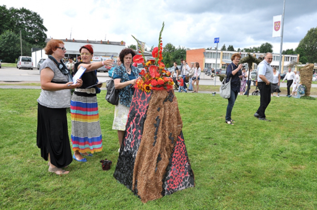 Žūrijas pārstāves – žurnāla «Floristika» redaktore Nadīna Laukmane (no kreisās), floriste un skolotāja Iveta Cera, keramikas un floristikas salona «Ciku cakas» saimniece Vineta Lamberte no Iecavas – rūpīgi izvērtēja katru konkursa darbu.
Autors: Žanna Zālīte