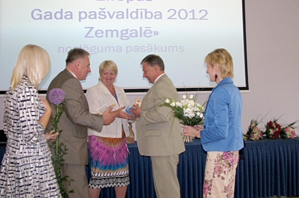 Balvu pa iegūto 4. vietu saņem Rundāles novada izpilddirektora pienākumu izpildītājs Aldis Marcinkevičs (otrais no labās).
Autors: Vilnis Auzāns