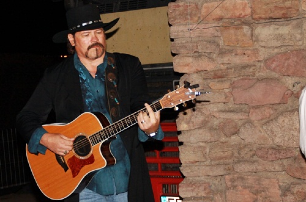 Kantrimūzikas izpildītājs no ASV Badijs Dževels publikai dziedāja 13. jūlija vakarā.
Autors: Uldis Varnevičs