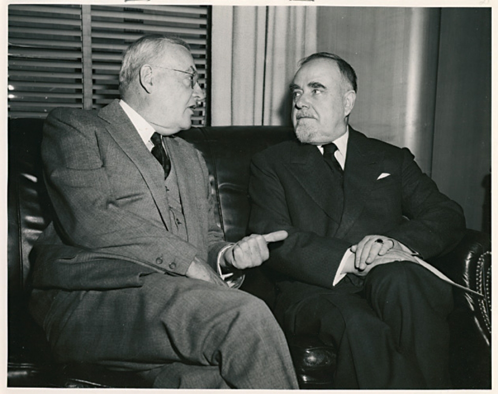 ASV valsts sekretārs Dž. Dalless (J. F. Dulles) sarunājas ar A. Spekki (pa labi). Vašingtona, 24.05.1954.
Autors: am.gov.lv