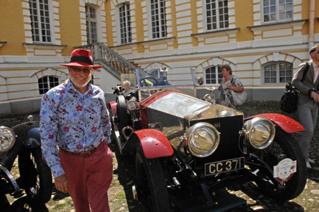 Bernards Holmss (no kreisās) demonstrē savu 1913. gadā ražoto «Rolls Royce Silver Ghost». 
Autors: Ivars Bogdanovs