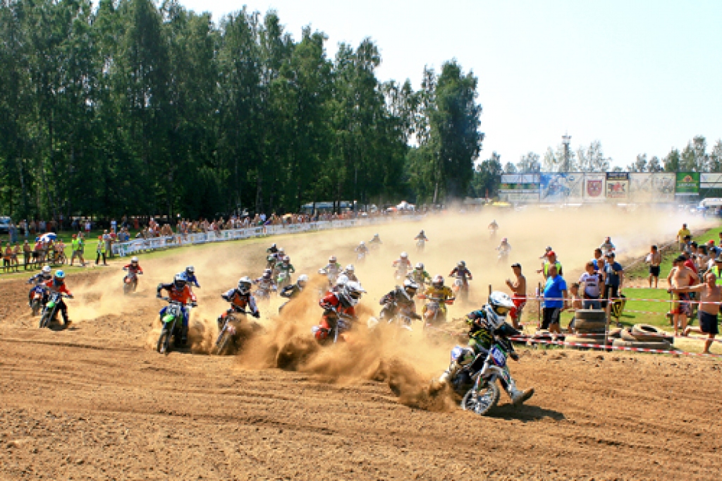 Latvijas čempionāta motokrosā Stelpes posmā pirmajā dienā startēja 215 sportistu.
Autors: Artūrs Enkurs