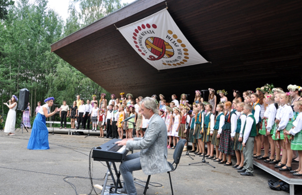 Komponists Uldis Marhilēvičs atskaņo cikla «Gaismas atgriešanās » pavadījumu.
Autors: Žanna Zālīte