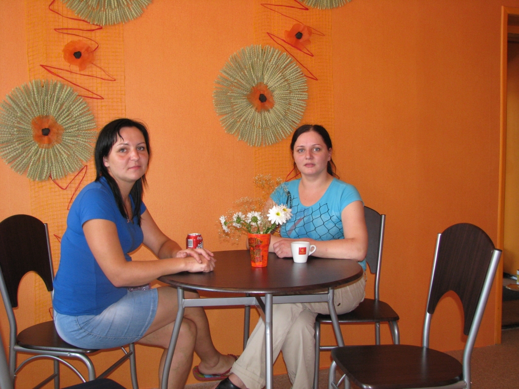 Darbu steigā uz mirkli piesēdušas SIA «VI un KA» valdes locekle Marika Pūne (no kreisās) un darbiniece Egita Skuja. 
Autors: Vilnis Auzāns