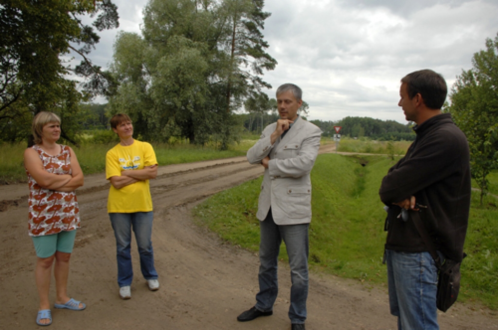 Iedzīvotājas Līga Freimane (no kreisās) un Zinta Zieds-Ziediņa ar lielu neticību uzklausa būvnieku pārstāvja Valda Straustiņa (no labās) un LVC Bauskas nodaļas vadītāja Dzintara Dzeņa (vidū) solījumus, ka brauktuves uzturēšana kārtībā tiks regulāri kontrolēta. 
Autors: Ivars Bogdanovs