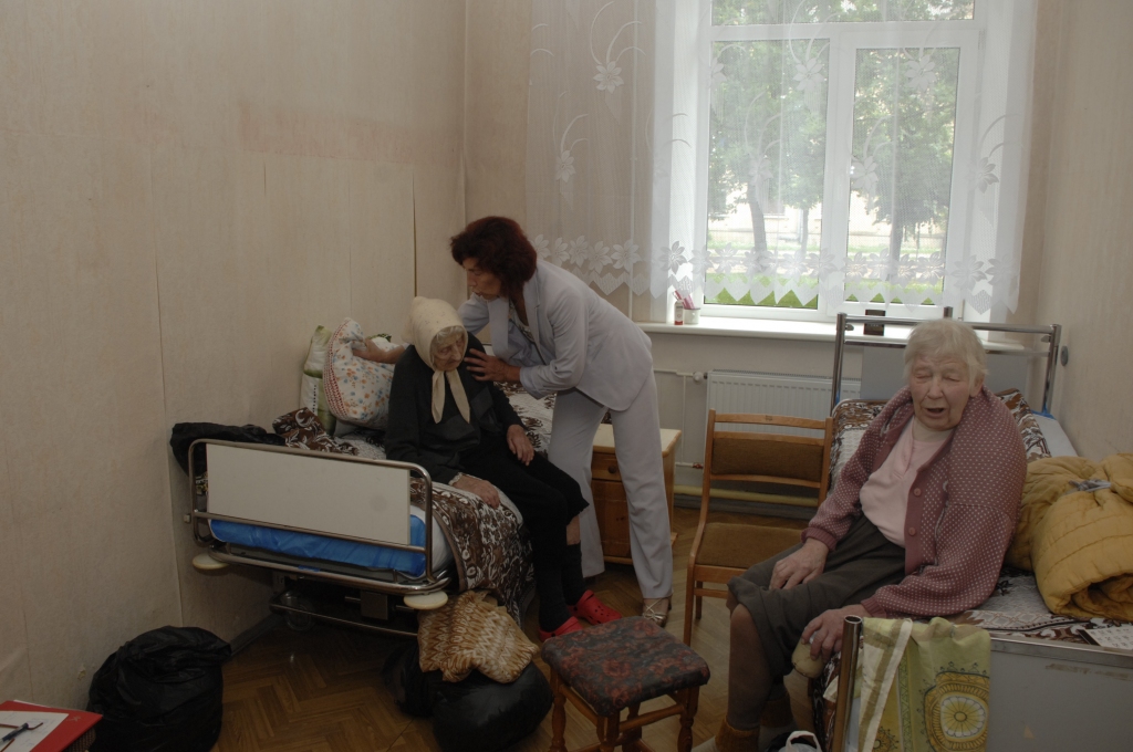 Pansionāta «Derpele» Bauskas filiāles vadītāja Dzintra Lapiņa jaunajā mājvietā palīdz iekārtoties Emīlijai Žemaitei (no kreisās) un Veltai Ķīkai. 
Autors: Ivars Bogdanovs