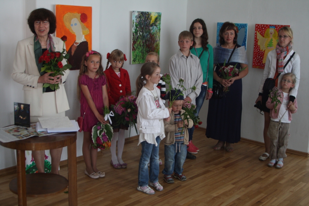 Īra Rozentāle savas studijas audzēkņu darbu izstādes atklāšanā Bauskā 19. jūnijā.
Autors: Raitis Ābelnieks