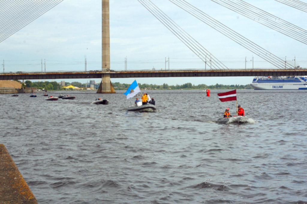 Atklāšanas ceremonijas priekšgalā brauc Nils Slakteris. Karogu tur Atis Slakteris. 
Autors: No albuma.