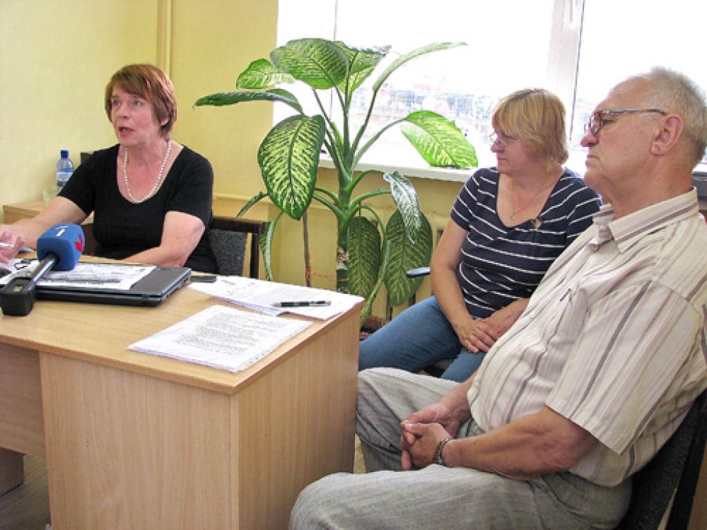 Bauskas zemniekiem joprojām daudz iebildumu par pašreizējo lauksaimniecības politiku. Latvijas Televīzijai savu viedokli izklāsta Bauskas lauksaimnieku apvienības  biroja vadītāja Rudīte Jaunzeme (no kreisās), Latvijas Zemnieku federācijas valdes priekšsēdētāja Agita Hauka un Bauskas lauksaimnieku apvienības valdes priekšsēdētājs Agris Veide.
Autors: Vilnis Auzāns