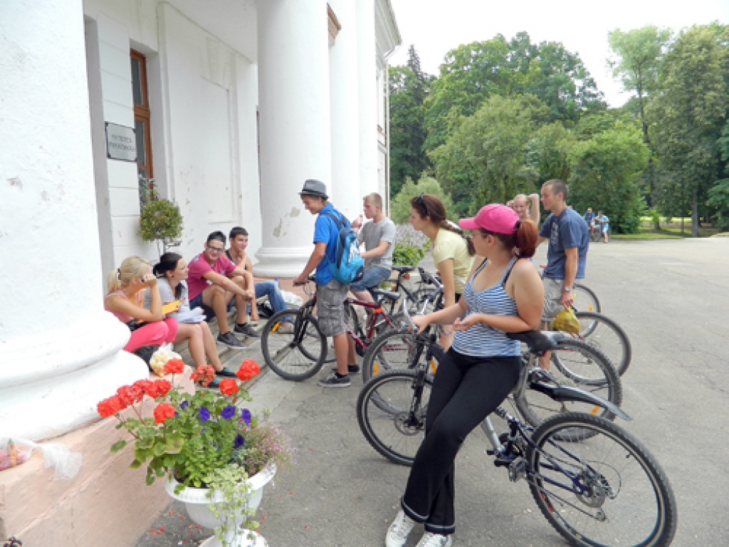 Pērn Rundāles novada jauniešu biedrība «Mums pieder pasaule» sarīkoja vairākus orientēšanās velobraucienus pa Rundāles novada pagastiem. 
Autors: no «Bauskas Dzīves» arhīva