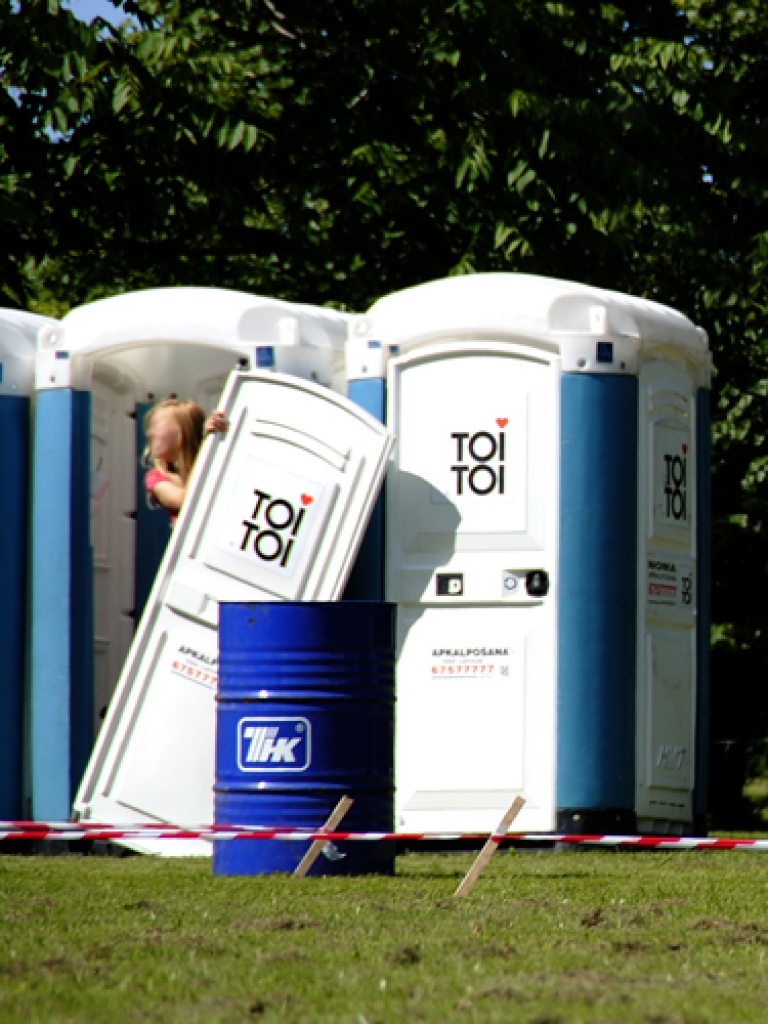 Festivālā organizatori bija gādājuši par labu noskaņu un ērtībām apmeklētājiem, tomēr daži pamanījās sabojāt tualetes un apmeklētāju omu.
Autors: Kristaps Ābelnieks