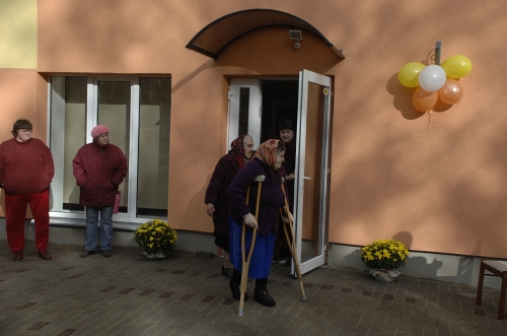 Rundāles novada ļaudis lepojas ar jaunizveidoto Sociālo centru Saulainē, kur gaumīgi un ērti iekārtotas dzīvojamās telpas cilvēkiem ar īpašām vajadzībām, vientuļajiem pensionāriem, krīzes situācijās nonākušajām ģimenēm, kur mājvietu radis arī Sociālais dienests.
Autors: No arhīva.