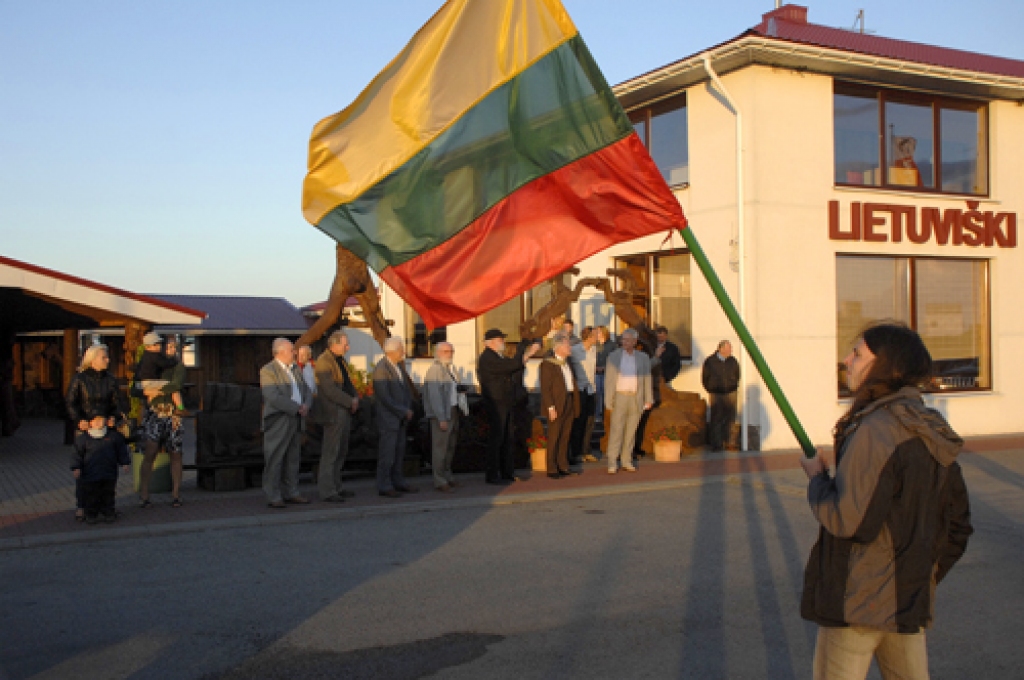 Baltijas ceļa 23. gadadiena 23. augustā Bauskas pusē tika atzīmēta ļoti klusi. Kultūras centrā tika izrādīta dokumentālā filma, ko noskatījās 12 interesentu.Daudz vērienīgāk šo notikumu atcerējās lietuvieši abu valstu robežpunktā...
Autors: Ivars Bogdanovs