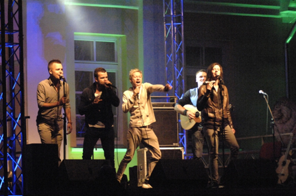 Bruknas muižā 25. augustā notika labdarības akcija «Uzcel savu baznīcu!». Akcijas noslēguma koncertā  piedalījās Renārs Kaupers un citi populāri mūziķi. Visi ziedojumu tiks izmantoti Svēto apustuļu Bruknas kapelas celtniecībai. 'Koncertu...
Autors: Ivars Bogdanovs