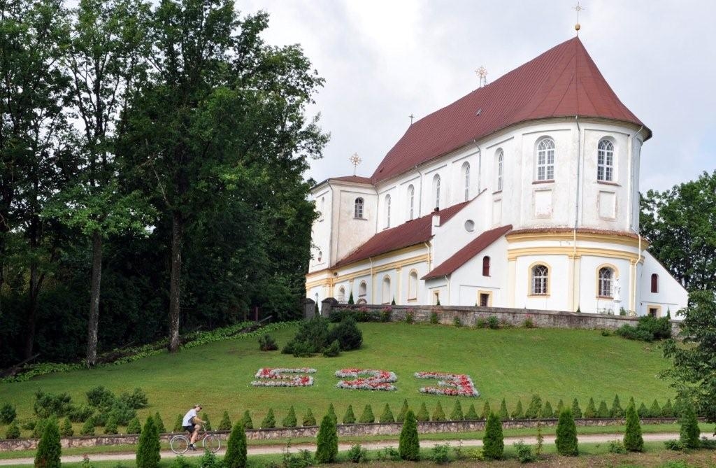 Skaistkalnes Kanepene svinēta trīs dienas ar ēverģēlīgu līksmību sportiskās sacīkstēs, teātra izrādē un retro stila gājienā, rosīgu tirgošanos ar pašu izaudzēto un darināto, kā arī garīgu bagātināšanos baznīcas rituālā dejām Lielajā ballē...