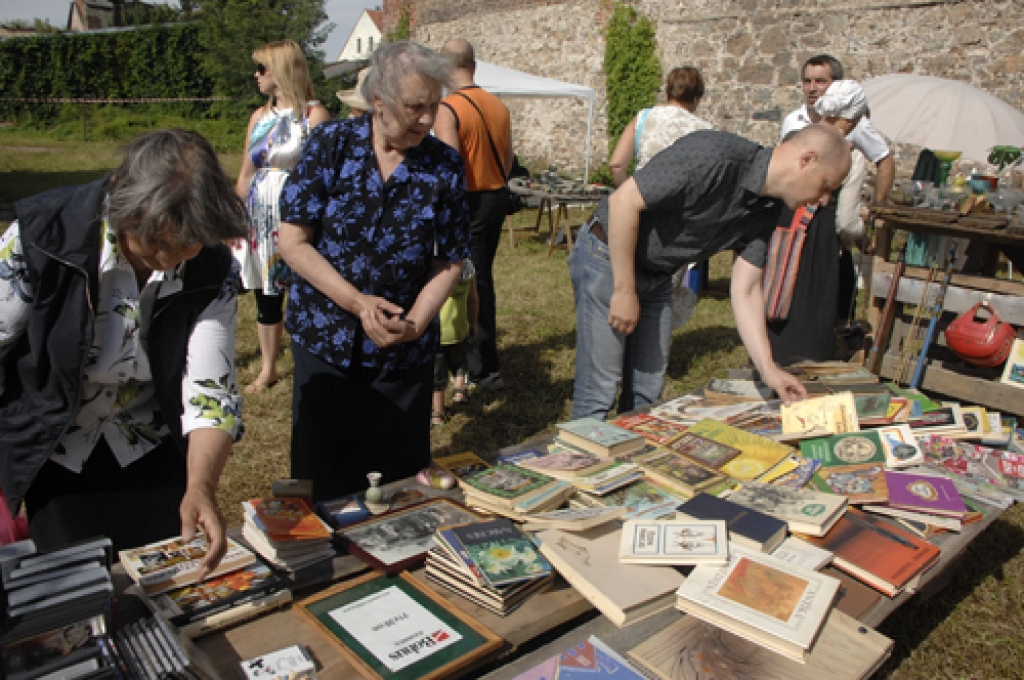Bauskas novada svētku galvenais sarīkojums ar Alus svētkiem pēc ilgiem laikiem piepildīja ar līksmotājiem pilsētas Rātslaukumu un tuvējās ieliņas, ienesot krāšņu dzīvīgumu vecpilsētā. Pirmo reizi apbalvoti novada Goda pilsoņi.
Autors: Ivars Bogdanovs